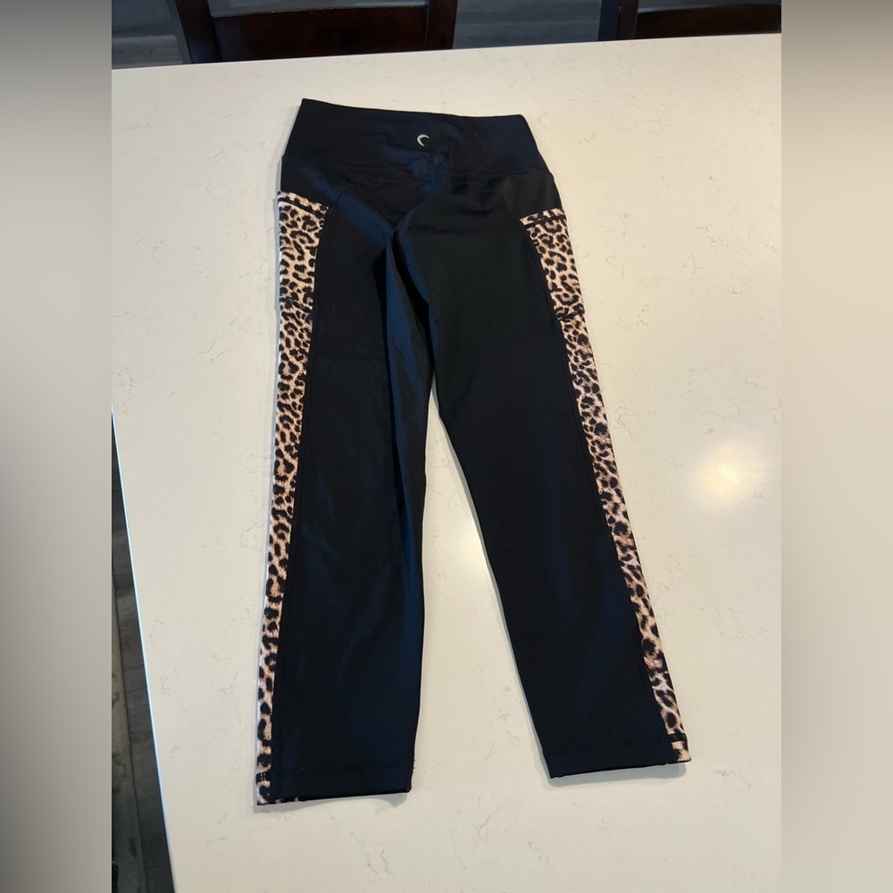 ZYIA Leopard Pocket Brilliant Hi-Rise Capri size 4